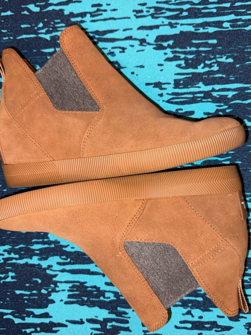 Sorrel Chelsea Slip-On Out & About Wedge Boots in Tan Suede - Picture 5 of 8